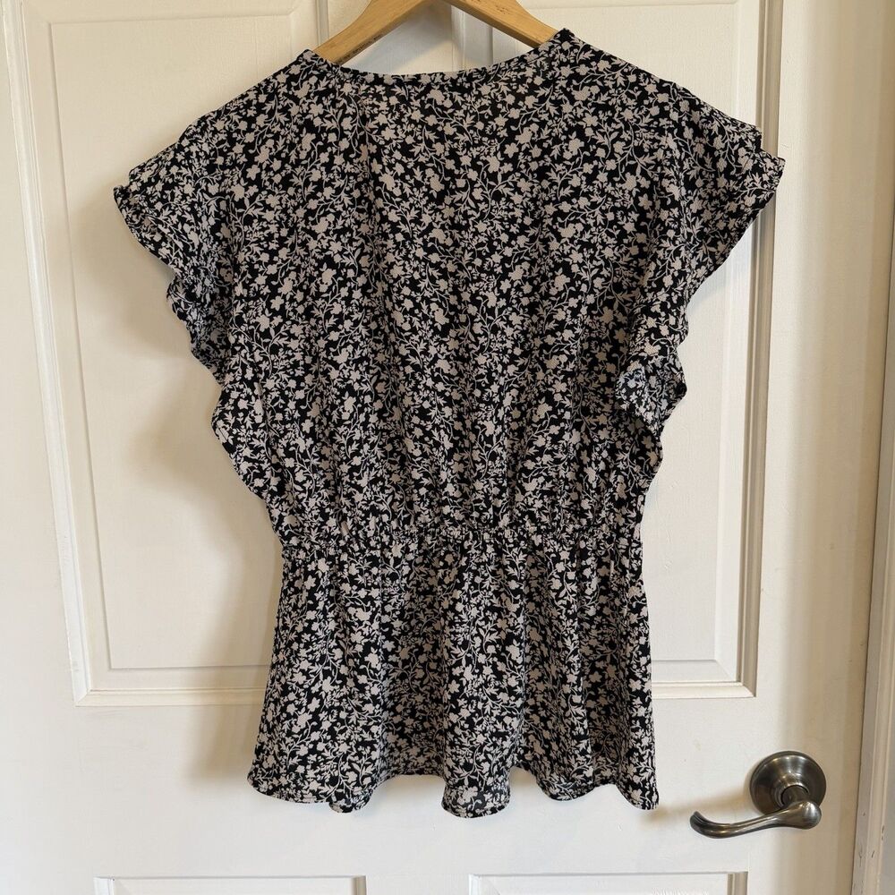 Monteau Los Angeles Womens M Black White Floral V-Neck Flutter Sleeve Tie Blouse - Picture 3 of 11
